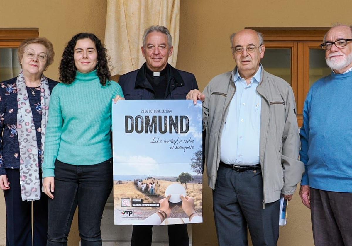 El vicario general, Jesús Fernández Lubiano, muestra el cartel de la campaña del Domund, junto a Esther Cosgaya y José Luis de la Fuente.