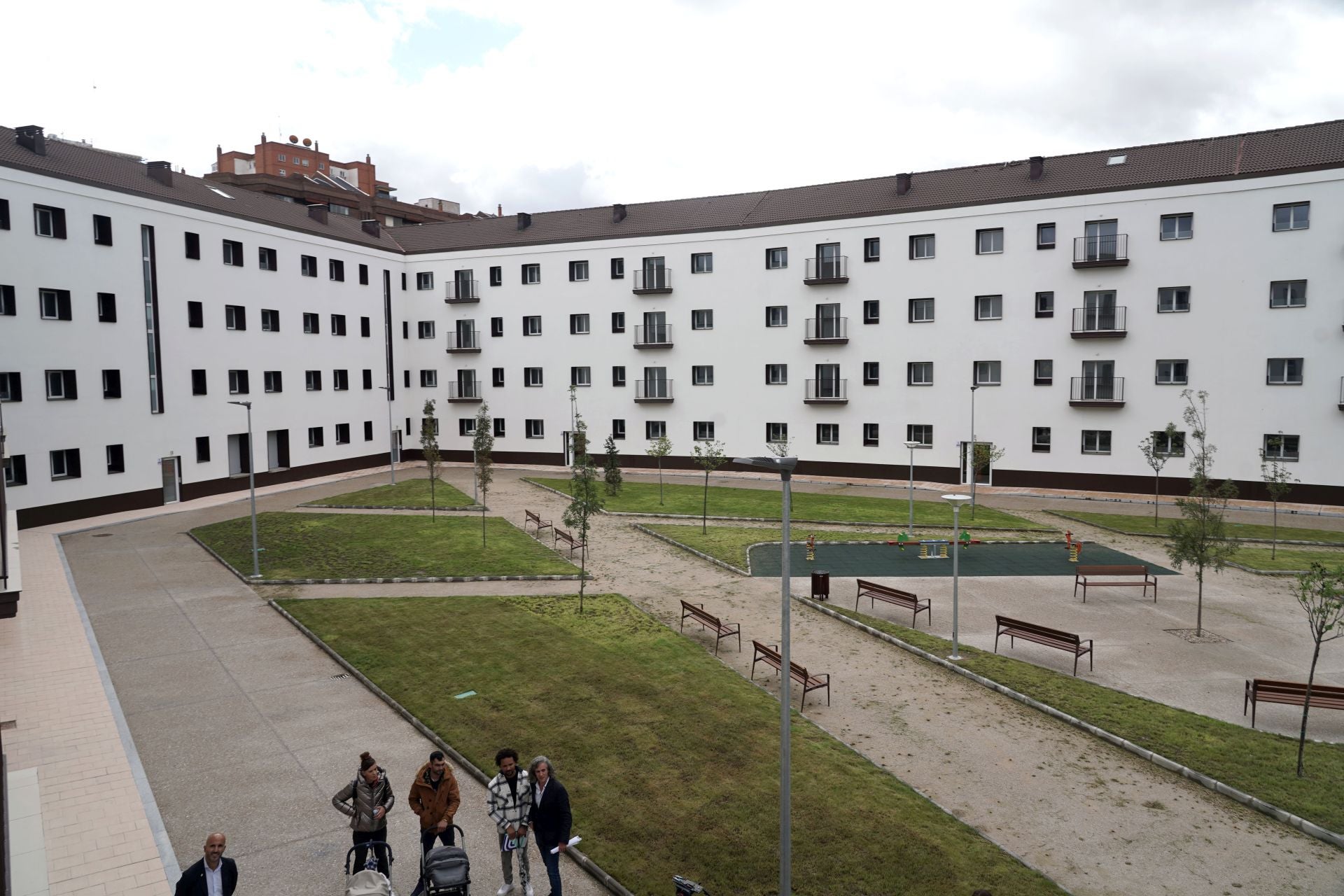 Inquilinos de los pisos rehabilitados en Puente Colgante, en la nueva plaza del coronel López Muñoz, abierta al Paseo del Cid, junto al río.