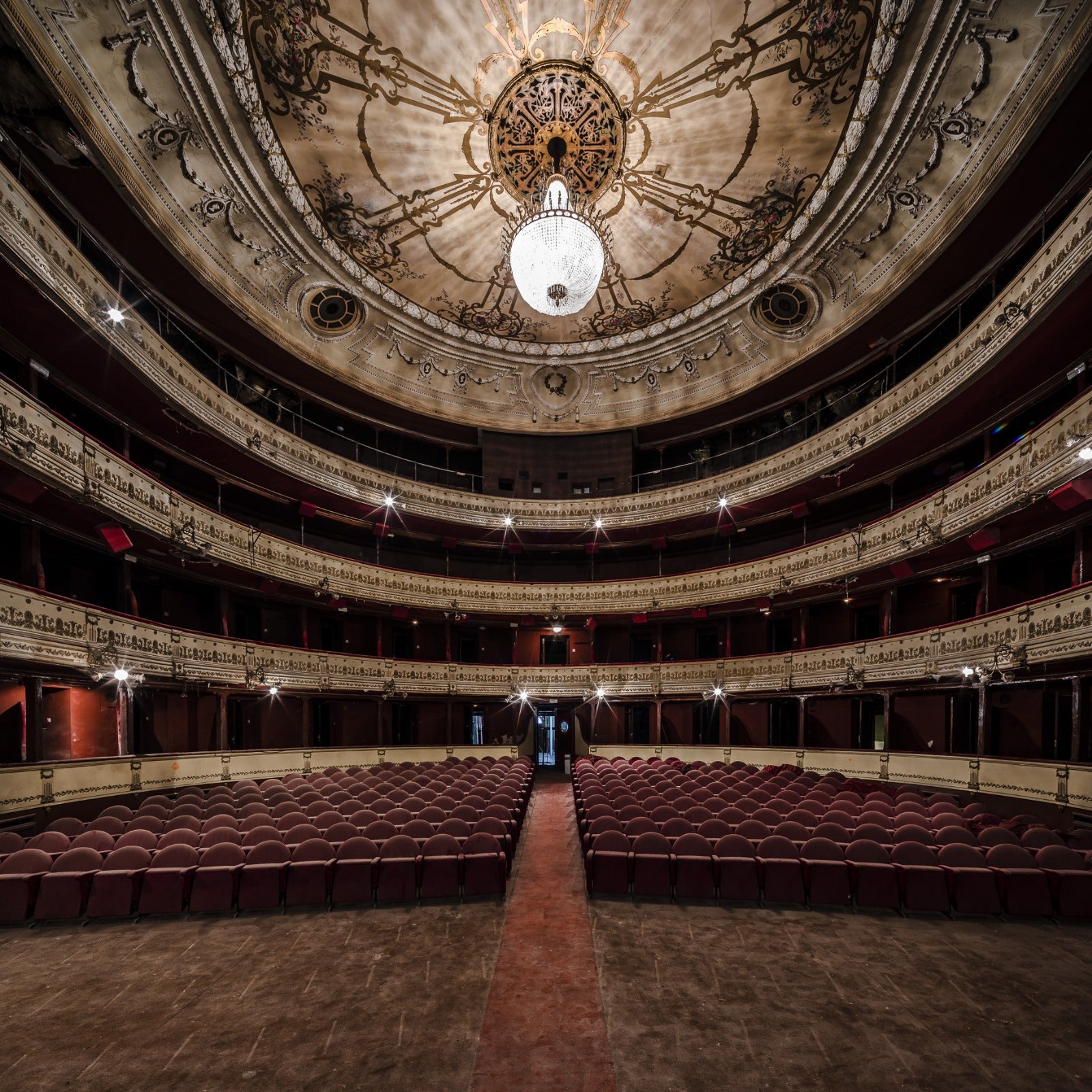 Las imágenes del deplorable interior del teatro Lope de Vega