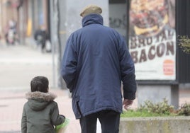 Un jubilado pasea por Valladolid con un niño, en una imagen de archivo.