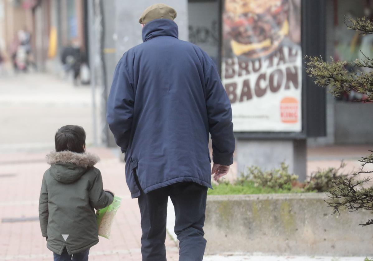 Un jubilado pasea por Valladolid con un niño, en una imagen de archivo.