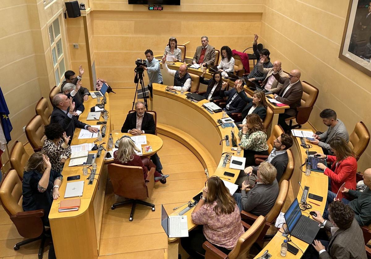 Los concejales del PP votan a favor de la nueva ordenanza fiscal durante la sesión plenaria.