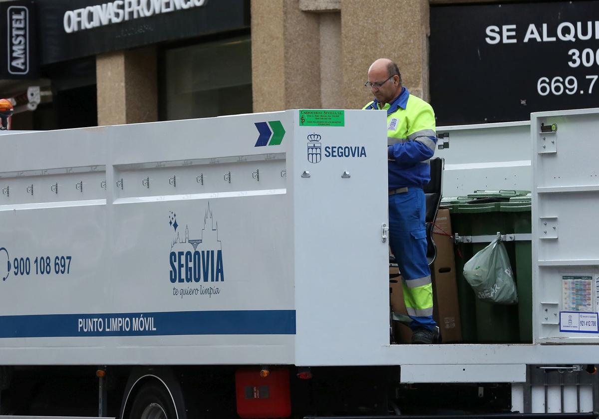 Un operario del servicio de recogida de residuos.