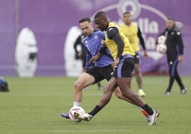 Mamadou Sylla pugna con un balón con Iván Sánchez durante un entrenamiento del Real Valladolid