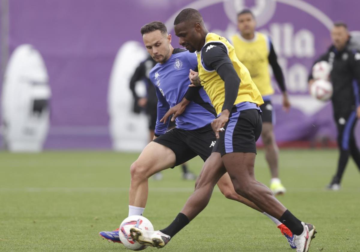 Mamadou Sylla pugna con un balón con Iván Sánchez durante un entrenamiento del Real Valladolid