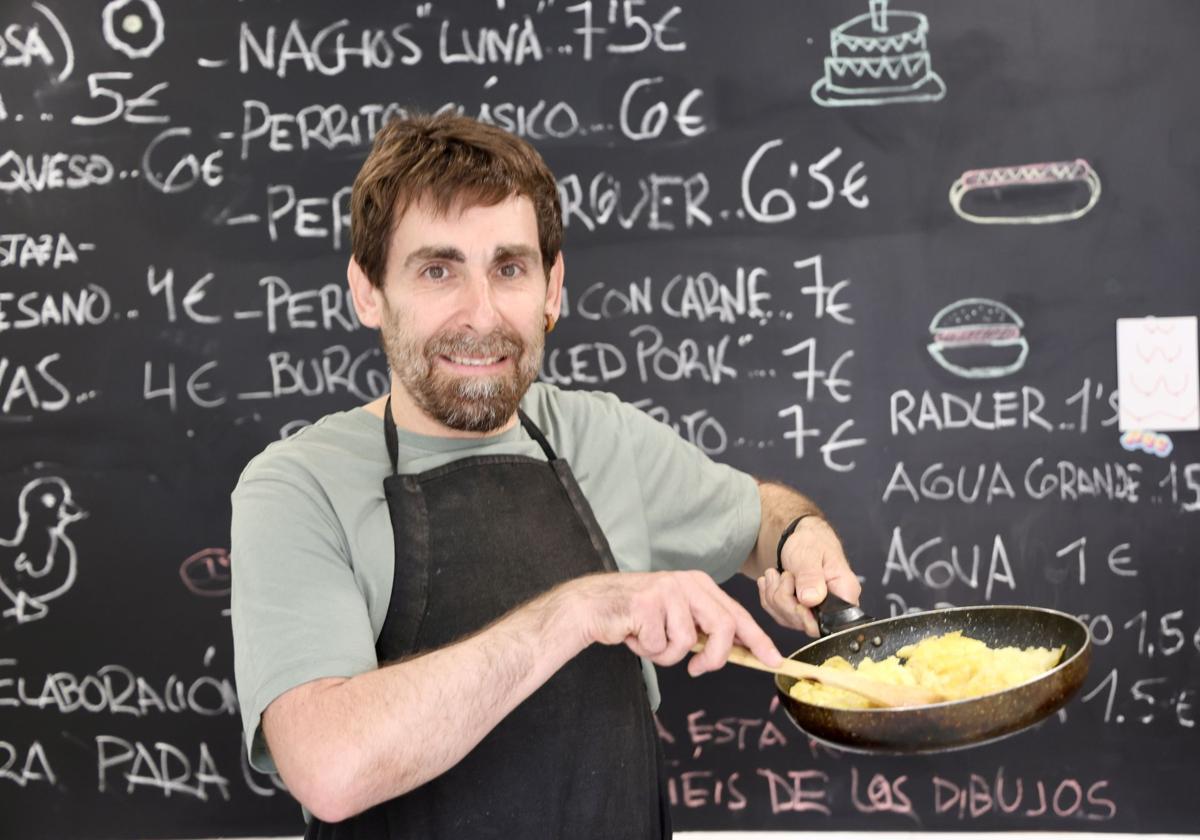 José Luis prepara una de sus tortillas.