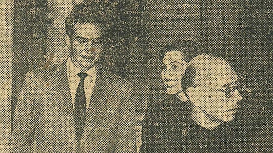 Imagen del 3 de junio de 1955, unas horas después del percance en el paso a nivel de Olmedo. El príncipe Juan Carlos charla con Pilar Primo de Rivera en el Castillo de la Mota.