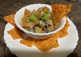 El ceviche con unos nachos para acompañar.