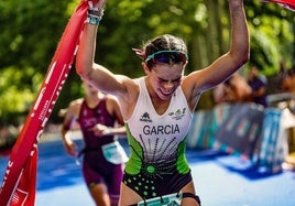 Amanda García celebra su triunfo en el campeonato de España.