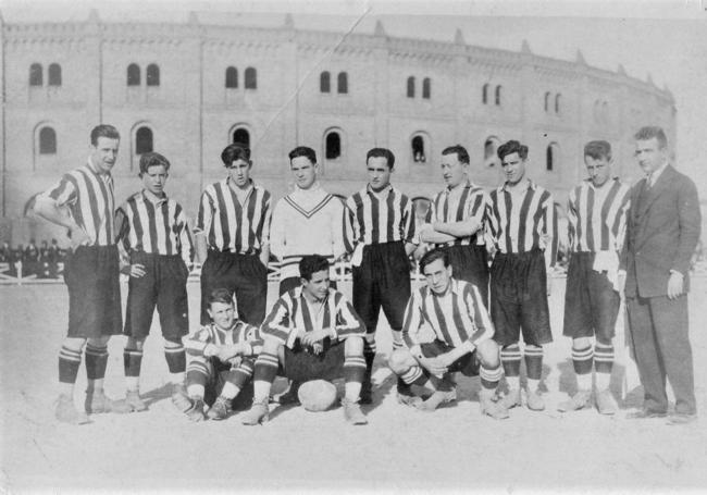 Gichi en su característica postura, con los brazos en jarras, formando con la Real Unión Deportiva.