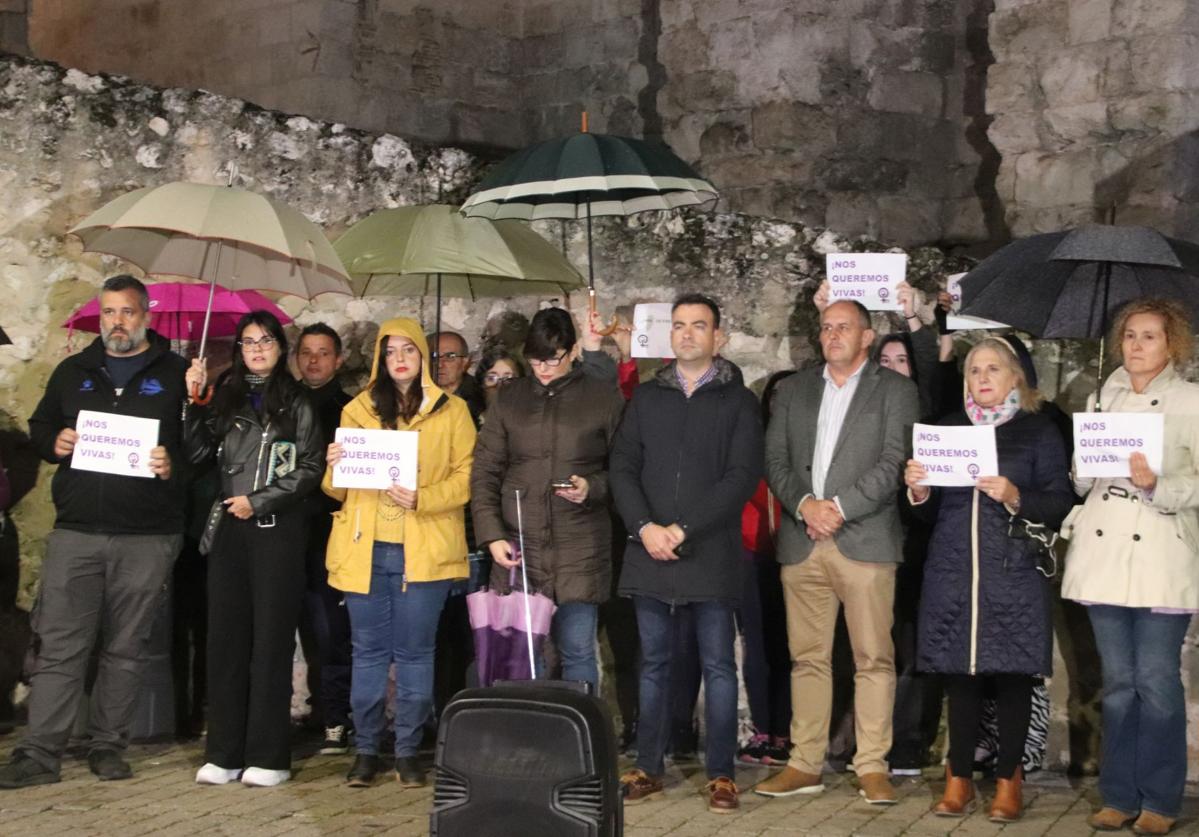 Concentración celebrada en Cuéllar este jueves contra la agresión sufrida por la ahora fallecida.