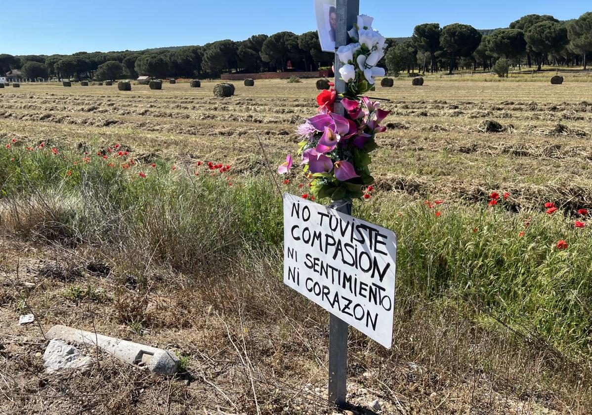 Flores y mensajes escritos en el punto en el que apareció el cuerpo de Esther López.