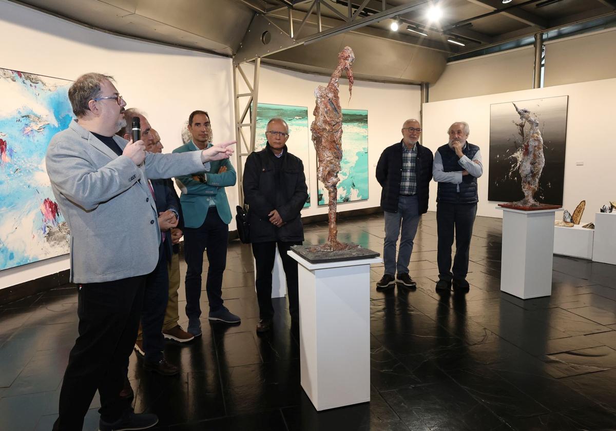 El autor explica la obra, en la inauguración de la exposición.