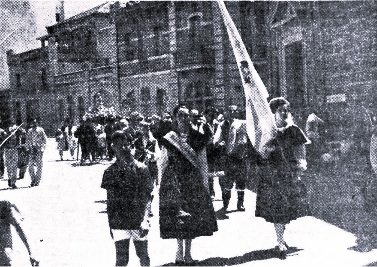 Imagen secundaria 1 - Arriba, la primera junta directiva de la Casa de Galicia en 1954, presidida por Luis de Castro (sentado). Abajo, socios en la fiesta del patrón de 1964 y carroza en las fiestas de San Mateo de 1963.