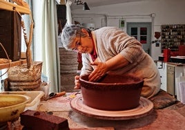 Monona Álvarez trabajando en su taller en Tudela de Duero.