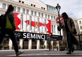 Vecinos de Valladolid pasean frente al Teatro Calderón con el mural de la edición 69 de la Seminci