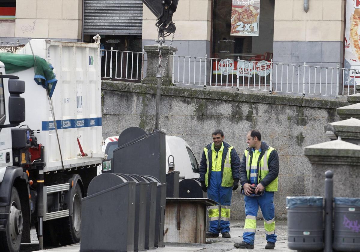 Operarios del servicio de recogida de basuras en Segovia.