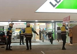 Un agente de la Policía Local apunta al hombre que portaba el hacha.