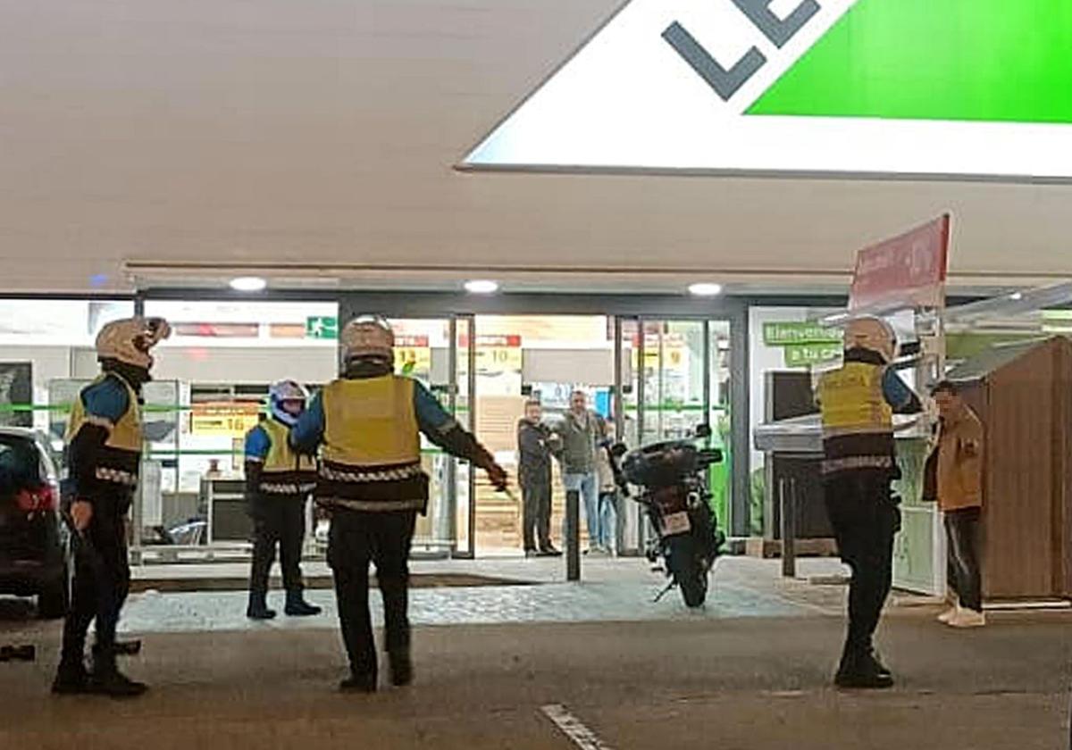 Un agente de la Policía Local apunta al hombre que portaba el hacha.