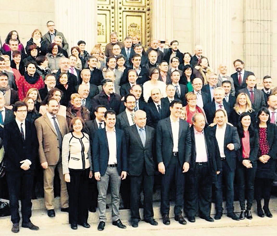 Foto de familia de los diputados socialistas del Congreso el día del último Pleno de Luis Tudanca en la Cámara.
