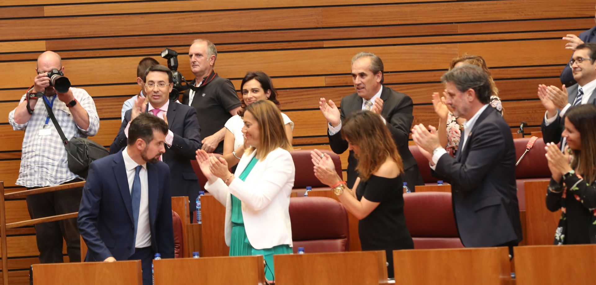 Debate de investidura en las Cortes de Castilla y León. La bancada socialista aplaude a Luis Tudanca tras su intervención. El burgalés había ganado las elecciones y tenía 35 procuradores, pero el investido presidente fue Alfonso Fernández Mañueco, con sus 29 procuradores y los 12 de Ciudadanos -sobre 81- 