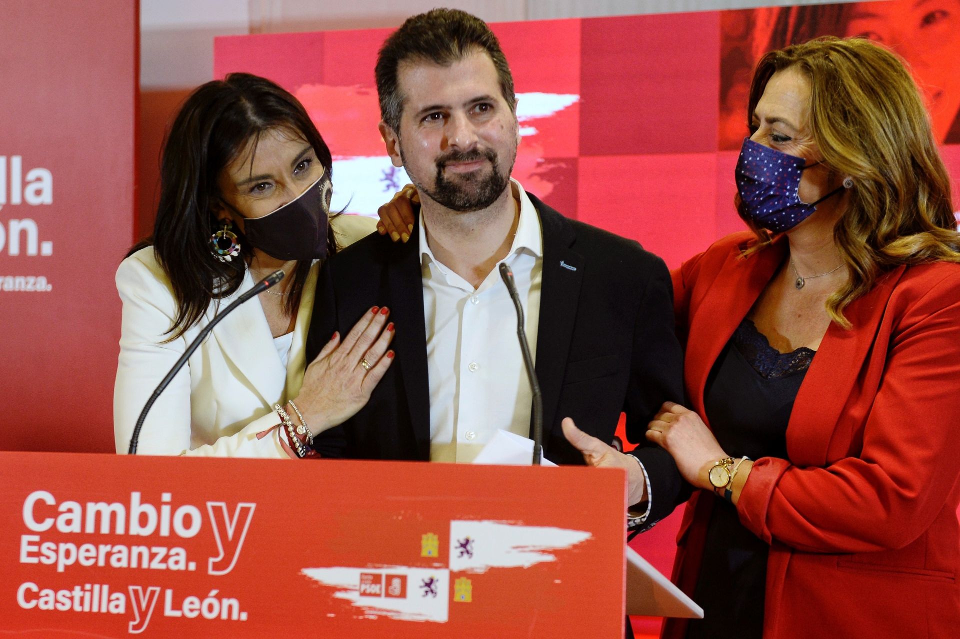 Luis Tudanca, entre Ana Sánchez y Virginia Barcones, en la noche electoral del 13F de 2022, cuando tras la derrota dijo que «otros vendrán que harán más».