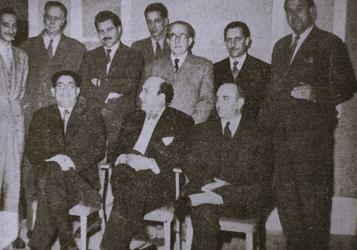 Imagen principal - Arriba, la primera junta directiva de la Casa de Galicia en 1954, presidida por Luis de Castro (sentado). Abajo, socios en la fiesta del patrón de 1964 y carroza en las fiestas de San Mateo de 1963.