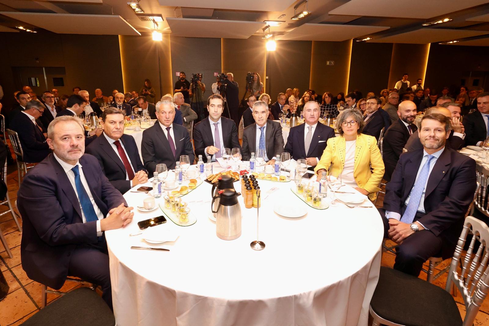 Angel Ortiz, Director de El Norte de Castilla; Carlos Fernández Carriedo, consejero de Economía y Hacienda de la Junta de Castilla y León; Nicanor Sen, delegado del Gobierno en Castilla y León; Carlos Cuerpo, ministro de Economía, Comercio y Empresa; Iñaki Arechabaleta, presidente de El Norte de Castilla; Pablo Juncera, director general Adjunto de Banco Sabadell (zona noroeste); Charo López, directora de Marketing de El Norte de Castilla; y Eduardo Currás, director general Adjunto de Banco Sabadell (zona centro-sur).