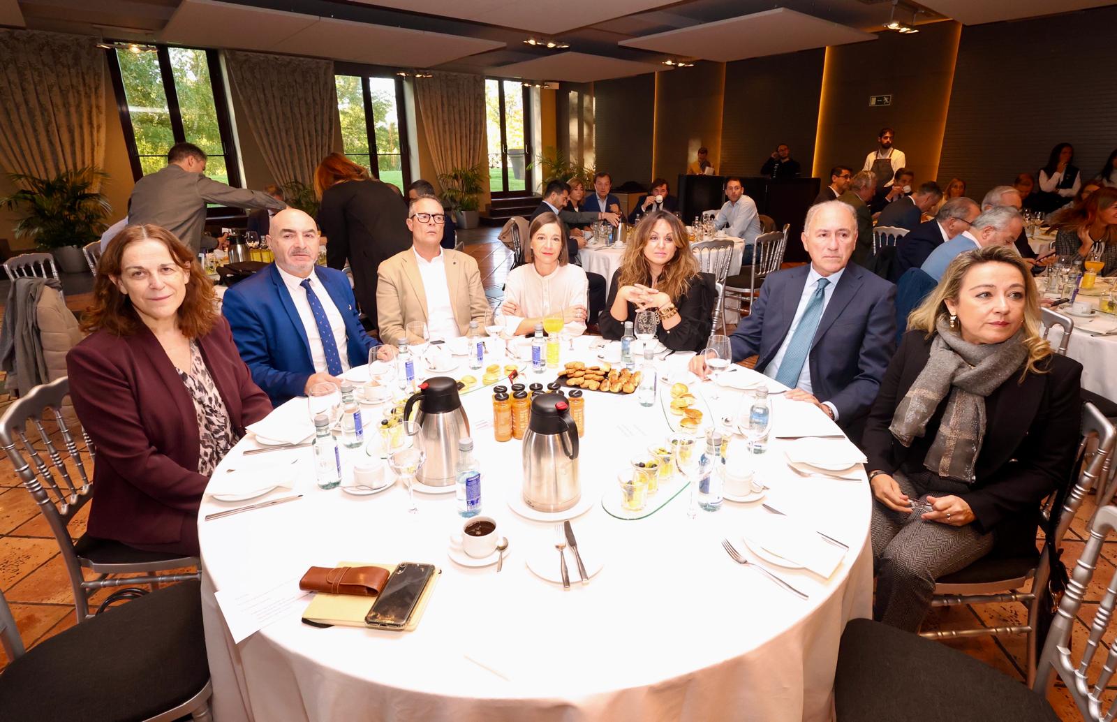 Natividad Santiago, directora del Banco de España en Valladolid; Antonio Concellón, jefe de Inspección de la Dirección Territorial de Comercio; Pedro González, Laura Pelegrina y Patricia Gómez Urban, procuradores del Grupo Socialista en las Cortes de Castilla y León; Antonio Gato, director General de la Sociedad Valladolid Alta Velocidad; y Ruth Andérez, Abogada de SISCYL.