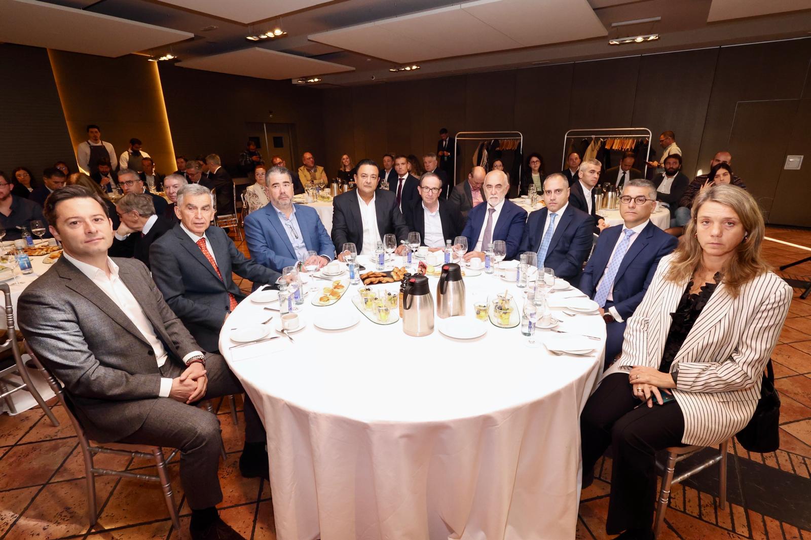 Justo García, director gerente de Centro Porsche Valladolid; Patricio Llorente, Collosa; Juan Ramón Jiménez, Experiencia Silver; Julio Muñoz, Inmobiliaria AGC; Carlos Ramos, Mapfre; Juan Simón, Asesoría Económica y Fiscal; Jorge Lorenzo, responsable de Calidad del Grupo Tecozam; Iván José Gómez, presidente y director Financiero del Grupo Tecozam; y Ángela de Miguel, presidenta CVE Valladolid.