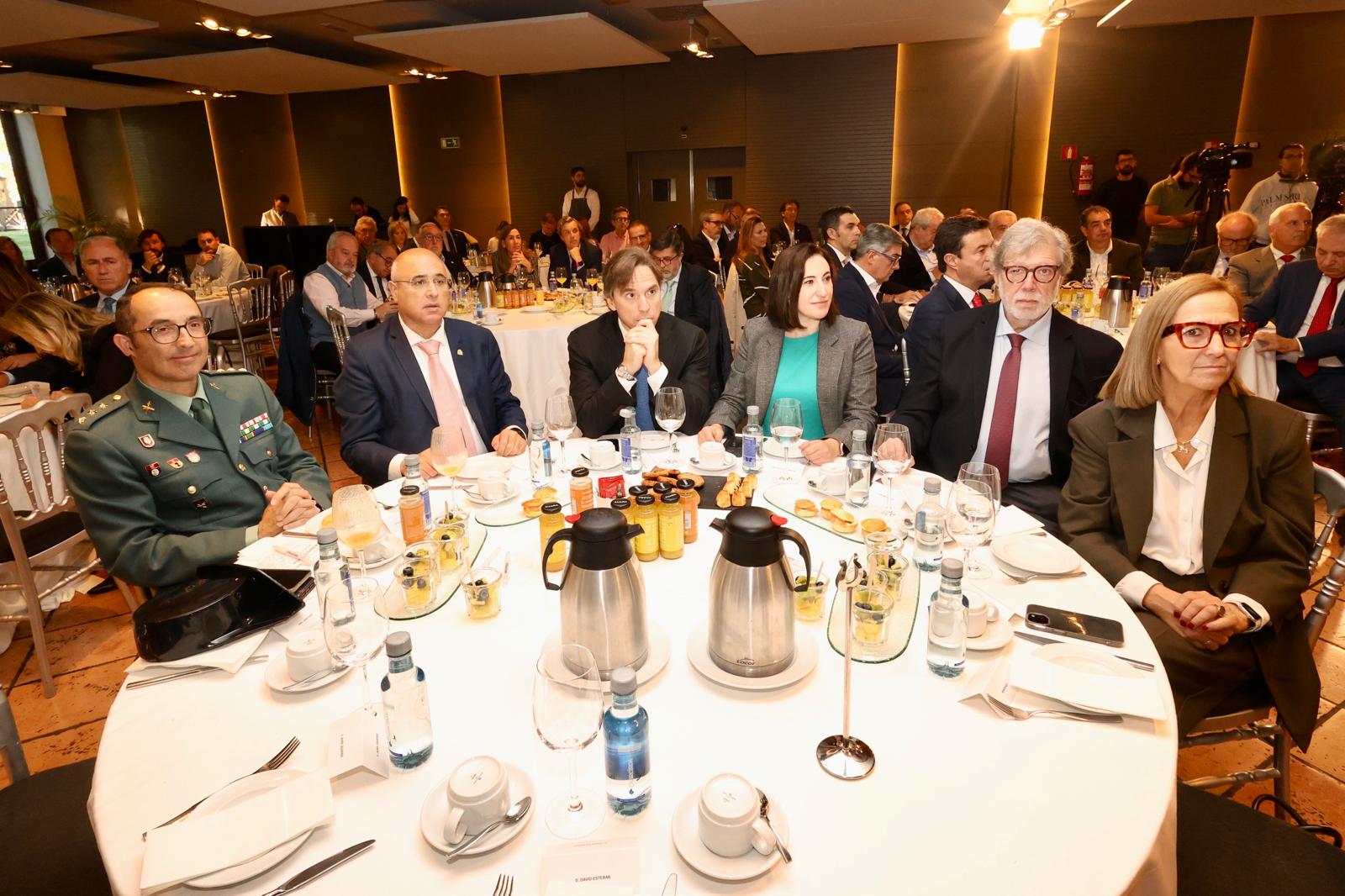 El coronel Andrés Manuel Velarde, Jefe de la Comandancia Guardia Civil; Jacinto Canales, subdelegado del Gobierno en Valladolid; Julio Poyo-Guerrero, director Gabinete del Ministerio; Raquel Martín-Maestro, Jefa de Protocolo; Santiago Aparicio, presidente de CEOE Castilla y León, y Maria Jesús Lafuente, presidenta de la Confederación Hidrográfica del Duero. 