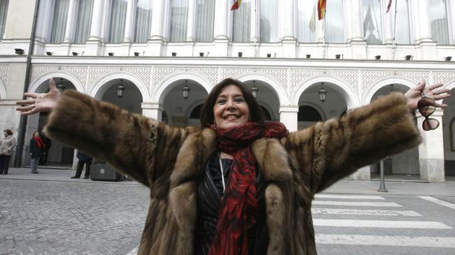 Imagen antes - Concha Velasco y Rebechu Jackson, frente al Calderón.