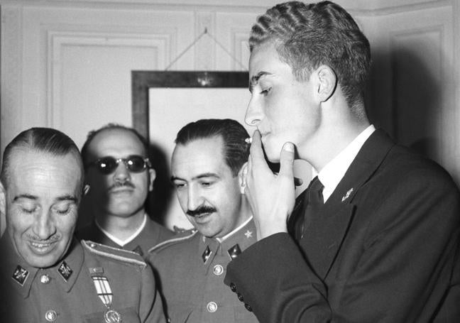 10 de abril de 1955. El príncipe fuma un cigarrillo acompañado de tres de sus profesores: el Comandante de Caballería Nicolás Cotoner (izquierda); el de Infantería, Marqués de Valenzuela (centro) y el de Artillería, Alfonso Armada, junto a Juan Carlos.