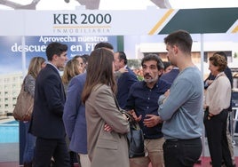 Asistentes a la feria, frente a los expositores de Ker 2000.