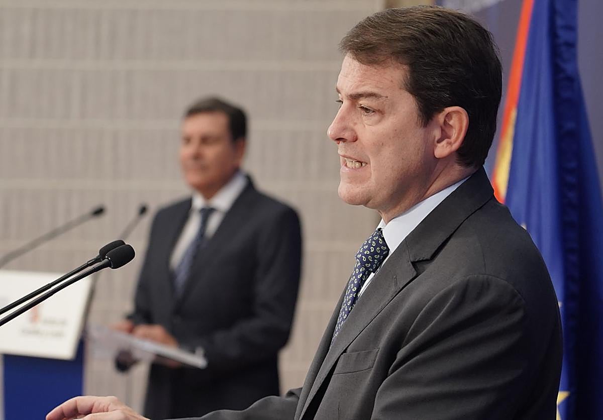 Mañueco, en la presentación de un presupuesto de 2025 no aprobado oficialmente, en presencia del consejero Carriedo.