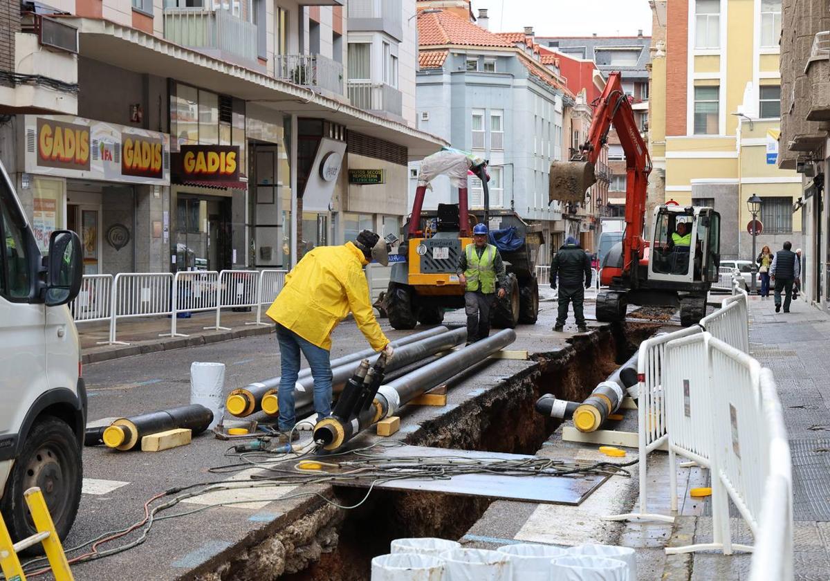 Las obras de la red de calor invaden el entorno de San Lázaro