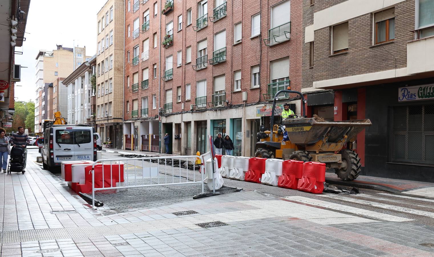 Las obras de la red de calor invaden el entorno de San Lázaro