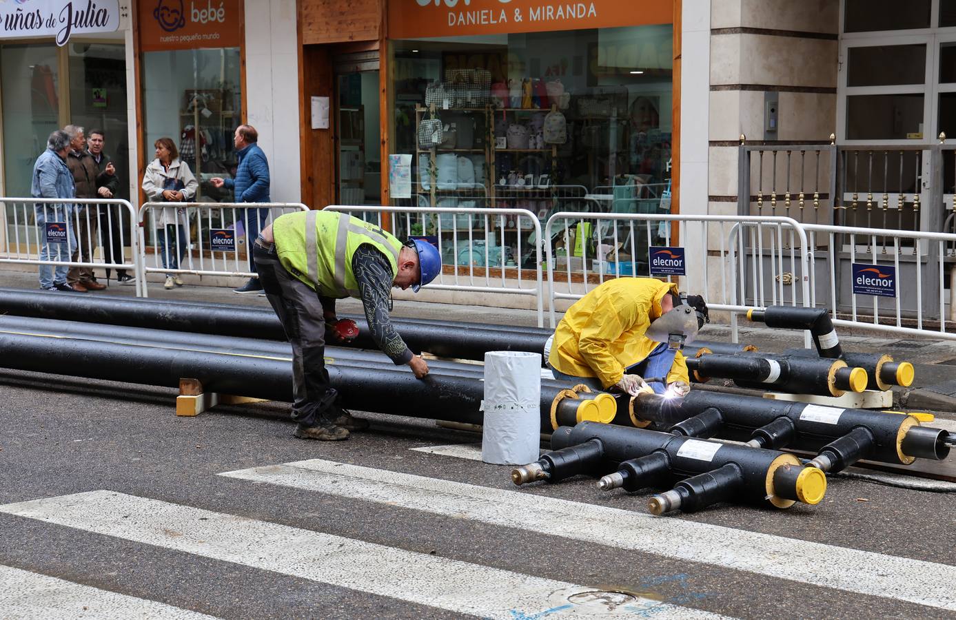 Las obras de la red de calor invaden el entorno de San Lázaro