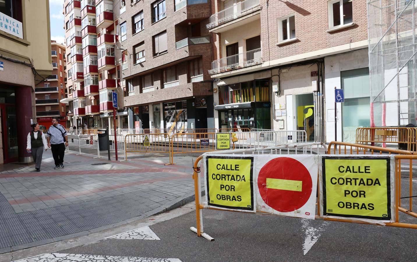 Las obras de la red de calor invaden el entorno de San Lázaro