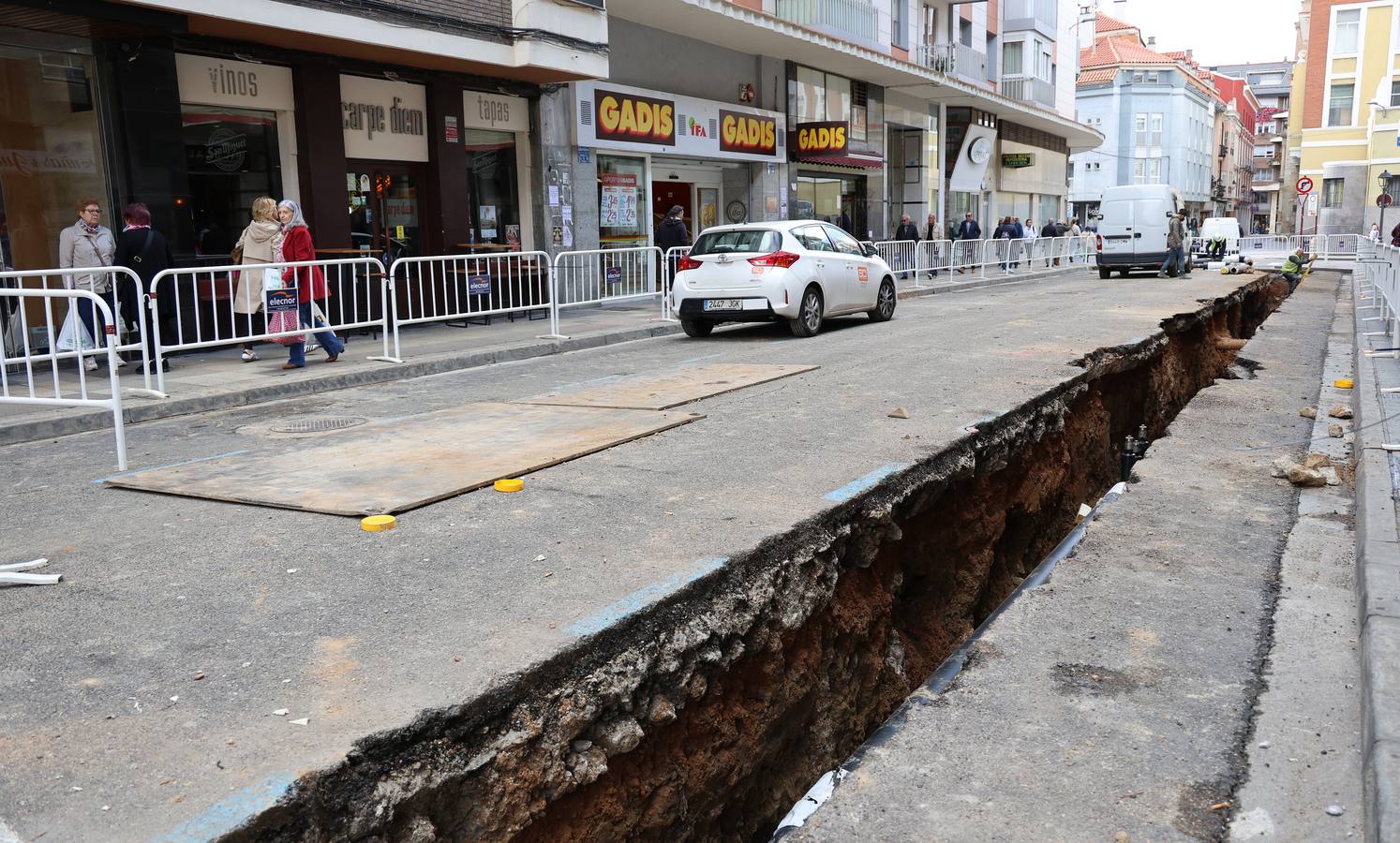 Las obras de la red de calor invaden el entorno de San Lázaro