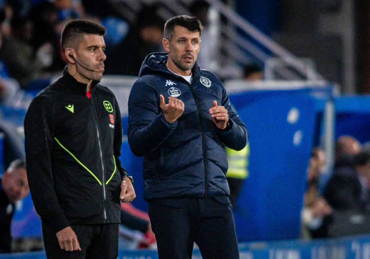 Paulo Pezzolano pide a uno de sus jugadores que repliegue junto al cuarto árbitro.