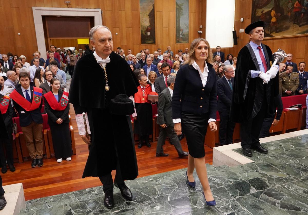 Antonio Largo, rector de la Universidad de Valladolid, junto a la consejera de Educación, Rocío Lucas, en el acto de apertura del curso.