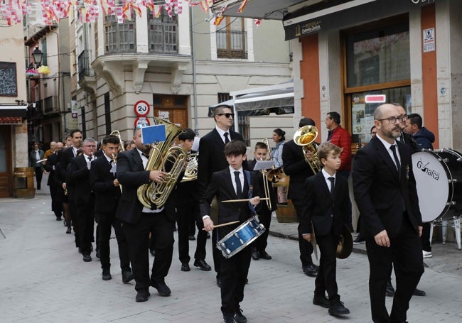 La Banda Municipal de Música de Peñafiel a su paso por la Plaza de España de la localidad.