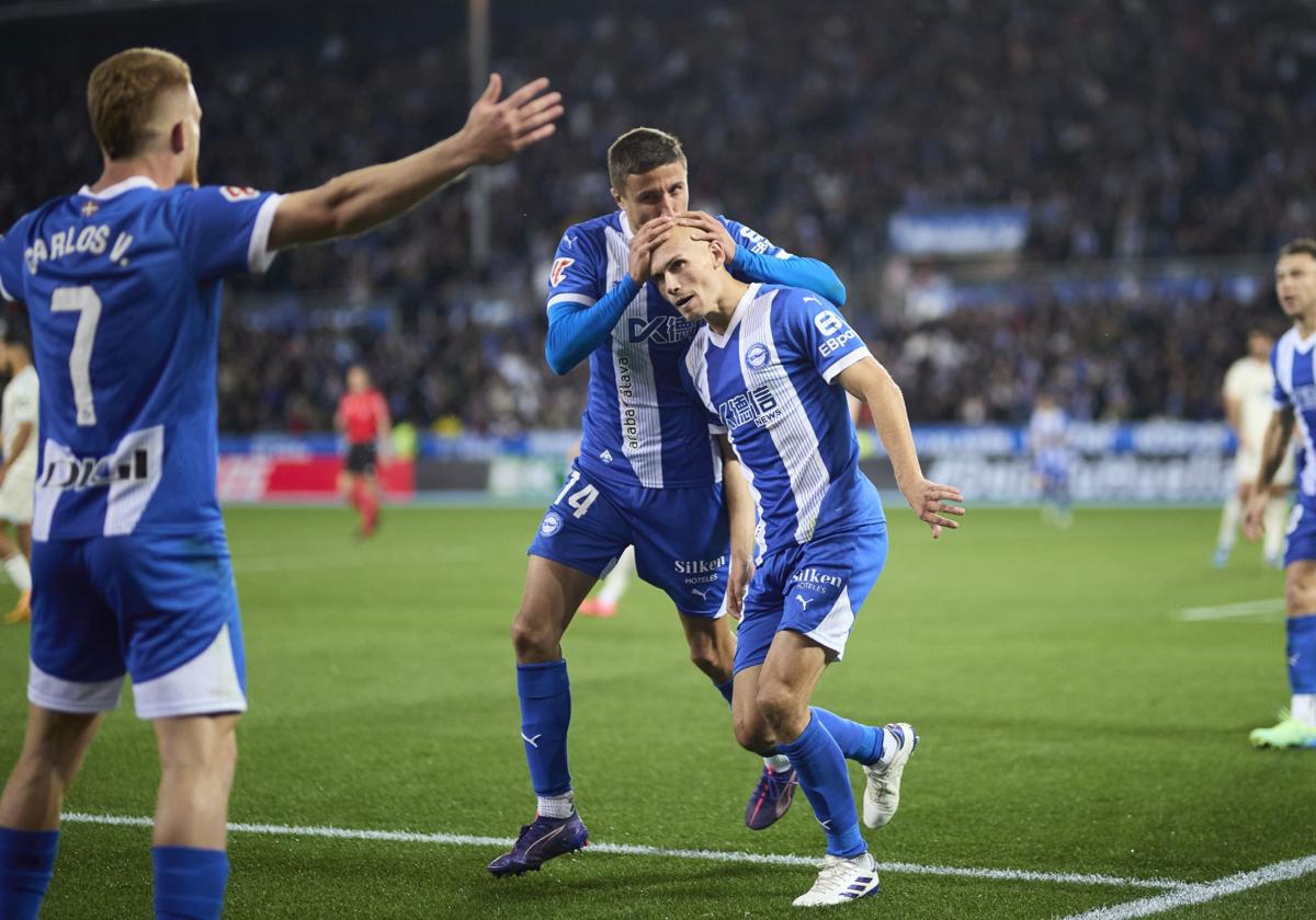 Los jugadores del Alavés celebran el tanto de Guridi poco antes ser anulado por fuera de juego.