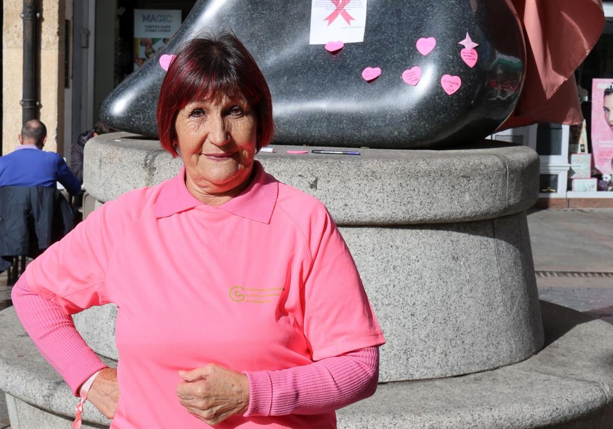 Paula González, delante de la Estatua de la Mujer con una capa rosa.