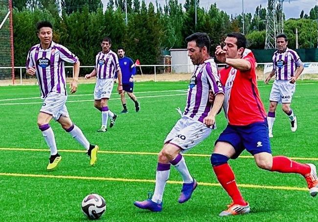 Leo, jugando con los veteranos en los campos anexos al estadio Zorrilla.