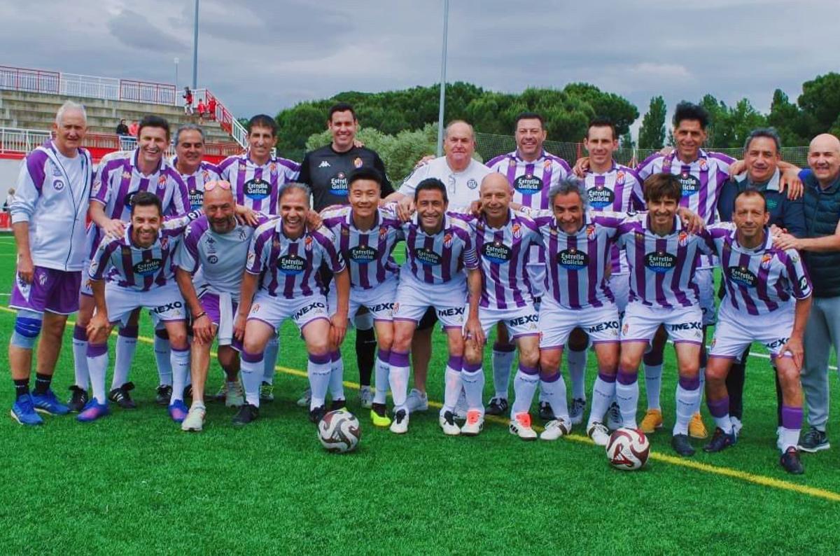 Leo, junto a Alberto Marcos, posa como uno más con los veteranos en los campos Anexos.