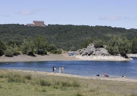 Pantano de Ruesga con el Parador de Cervera de Pisuerga en lo alto, zona en la que pretende habiltitarse el carril bici.