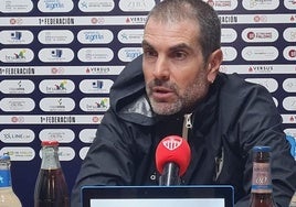 El entrenador de la Gimnástica Segoviana, Ramsés Gil, durante su comparecencia de ayer.