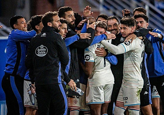 El banquillo del Pucela forma una piña con Sylla para celebrar el tanto del delantero blanquivioleta.